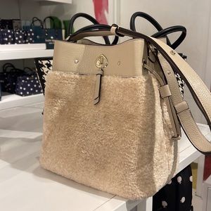 Kate Spade marti large bucket bag Faux Shearling
Light Sand